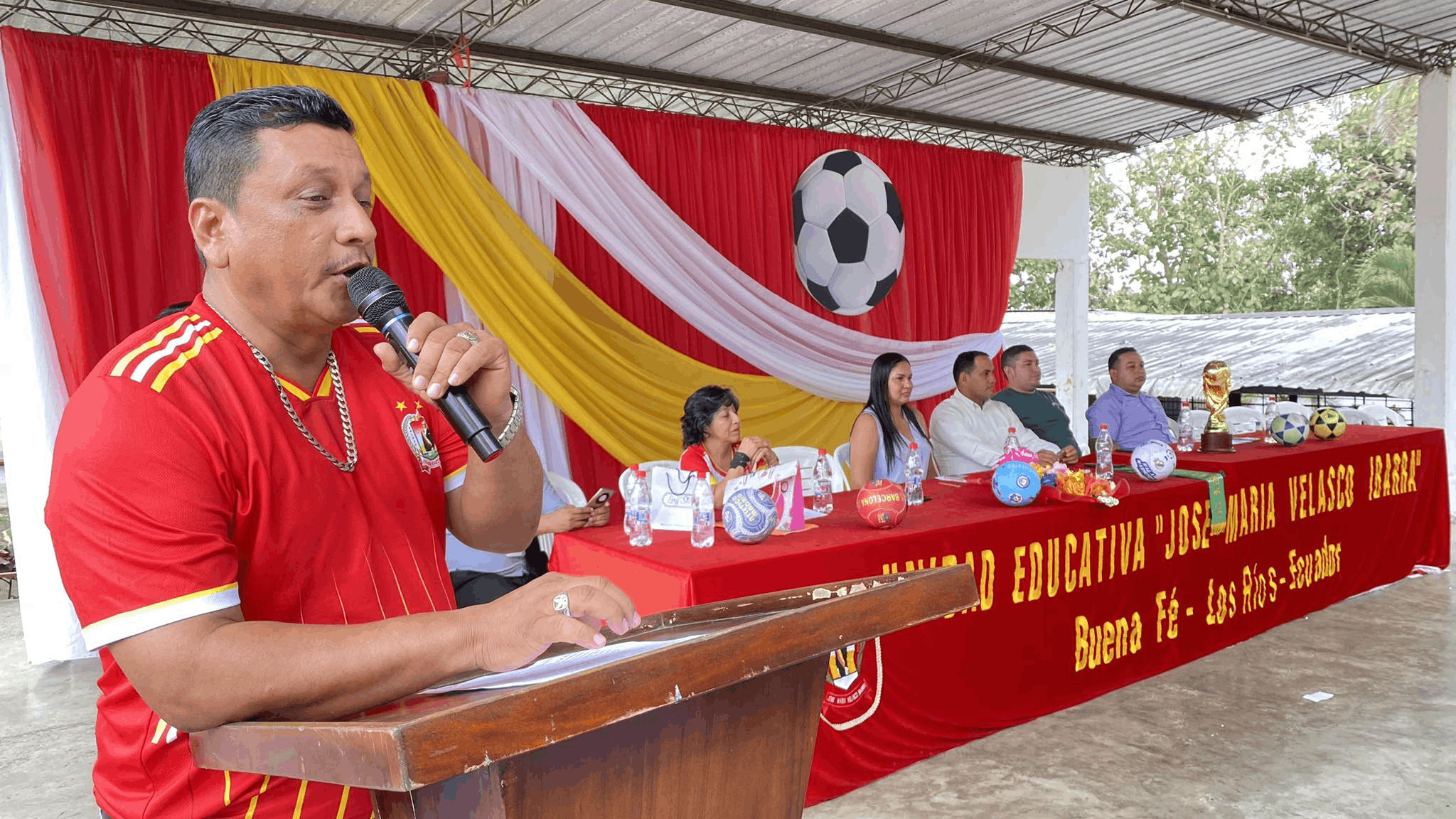 Actividades deportivas y culturales en el colegio Velasco Ibarra